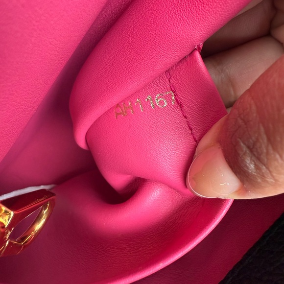 Louis Vuitton Handbag Capucines MM - Picture 17 of 17